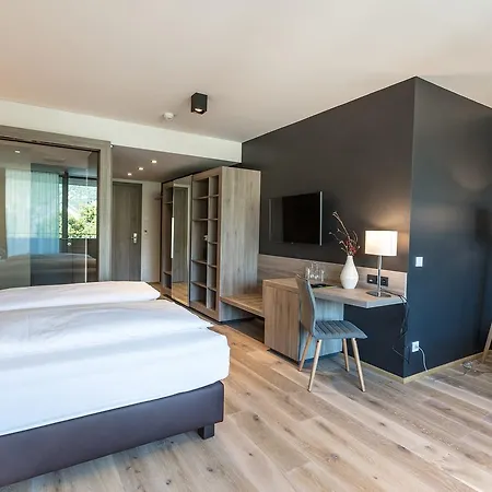 לינה וארוחת בוקר Weinlodge Siedler 3*